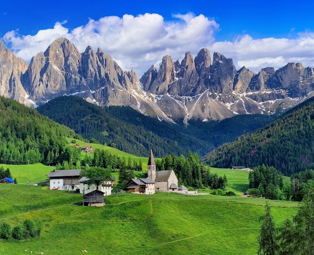 Idyllisk udsigt over Santa Maddalena landsby med grønne enge og majestætiske Dolomitter i baggrunden, Sydtyrol, Italien