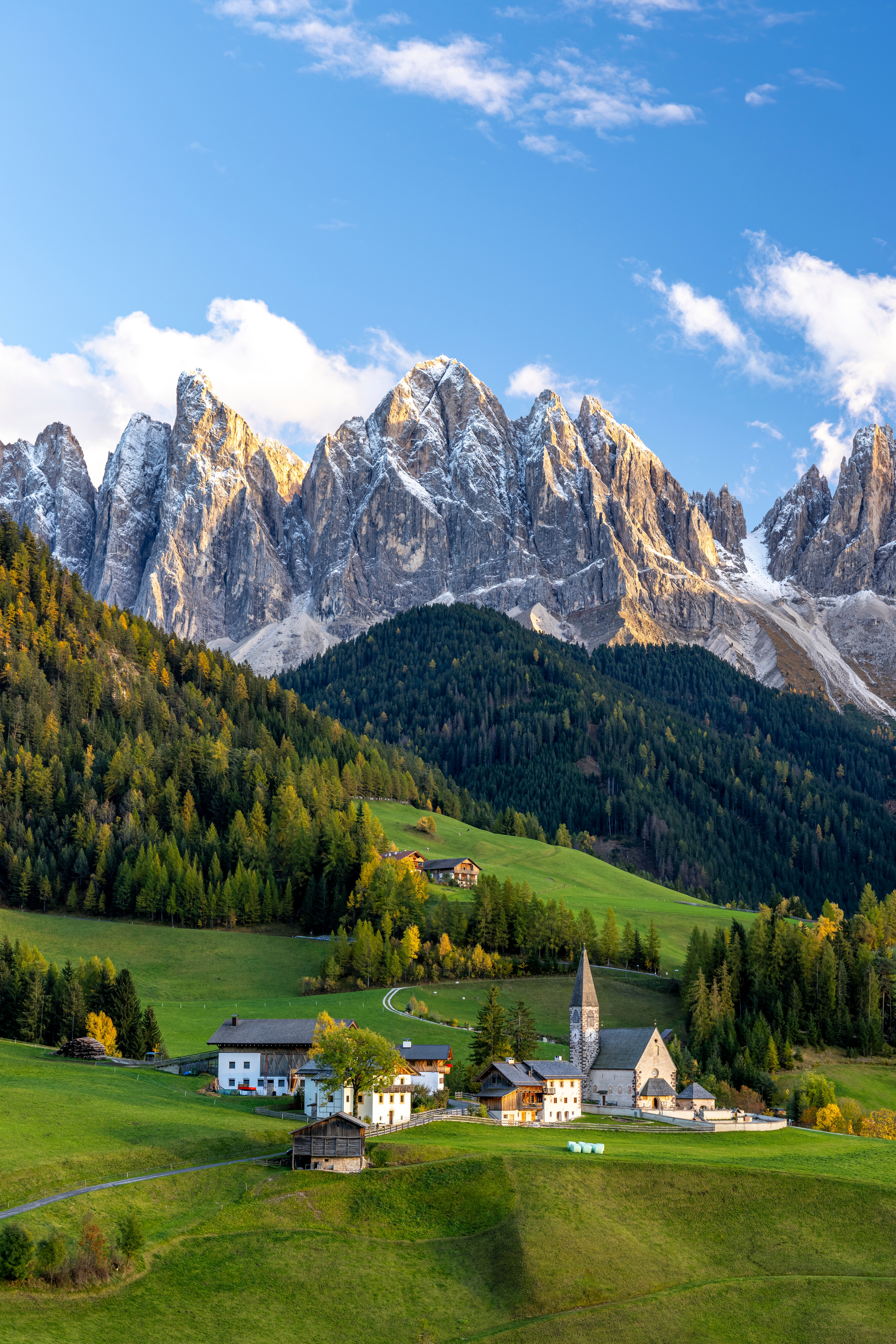 Santa Maddalena landsby i Val di Funes med de dramatiske Dolomitter i baggrunden og grønne alpenge i Sydtyrol, Italien