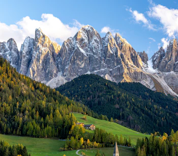 Santa Maddalena landsby i Val di Funes med de dramatiske Dolomitter i baggrunden og grønne alpenge i Sydtyrol, Italien