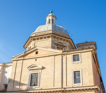 Den historiske kirke Santa Maria ai Monti i Rom med blå himmel og skyer, et berømt italiensk vartegn med fantastisk udsigt over byen