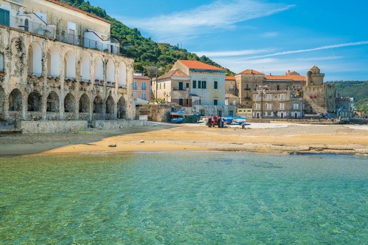 Den charmerende kystby Santa Maria di Castellabate med azurblåt hav og malerisk havnefront i Cilento, Syditalien