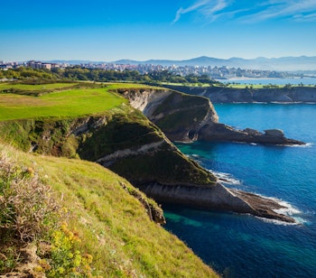 Dramatiske kysteklipper og turkisblaat hav ved Santander i Cantabria Spanien