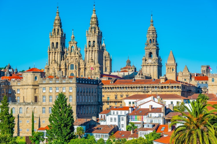 Panoramaudsigt over den imponerende Santiago de Compostela Katedral i Galicien - målet for pilgrimme på Caminoen