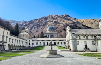 Den historiske Santuario di Oropa helligdom omgivet af grønne bjerge i Piedmont regionen i Norditalien