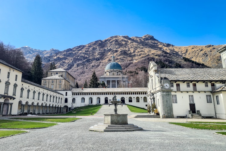 Den historiske Santuario di Oropa helligdom omgivet af grønne bjerge i Piedmont regionen i Norditalien