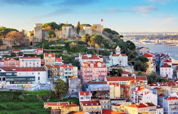 Det historiske São Jorge slot ved solnedgang med panoramaudsigt over Lissabons bylandskab i Portugal