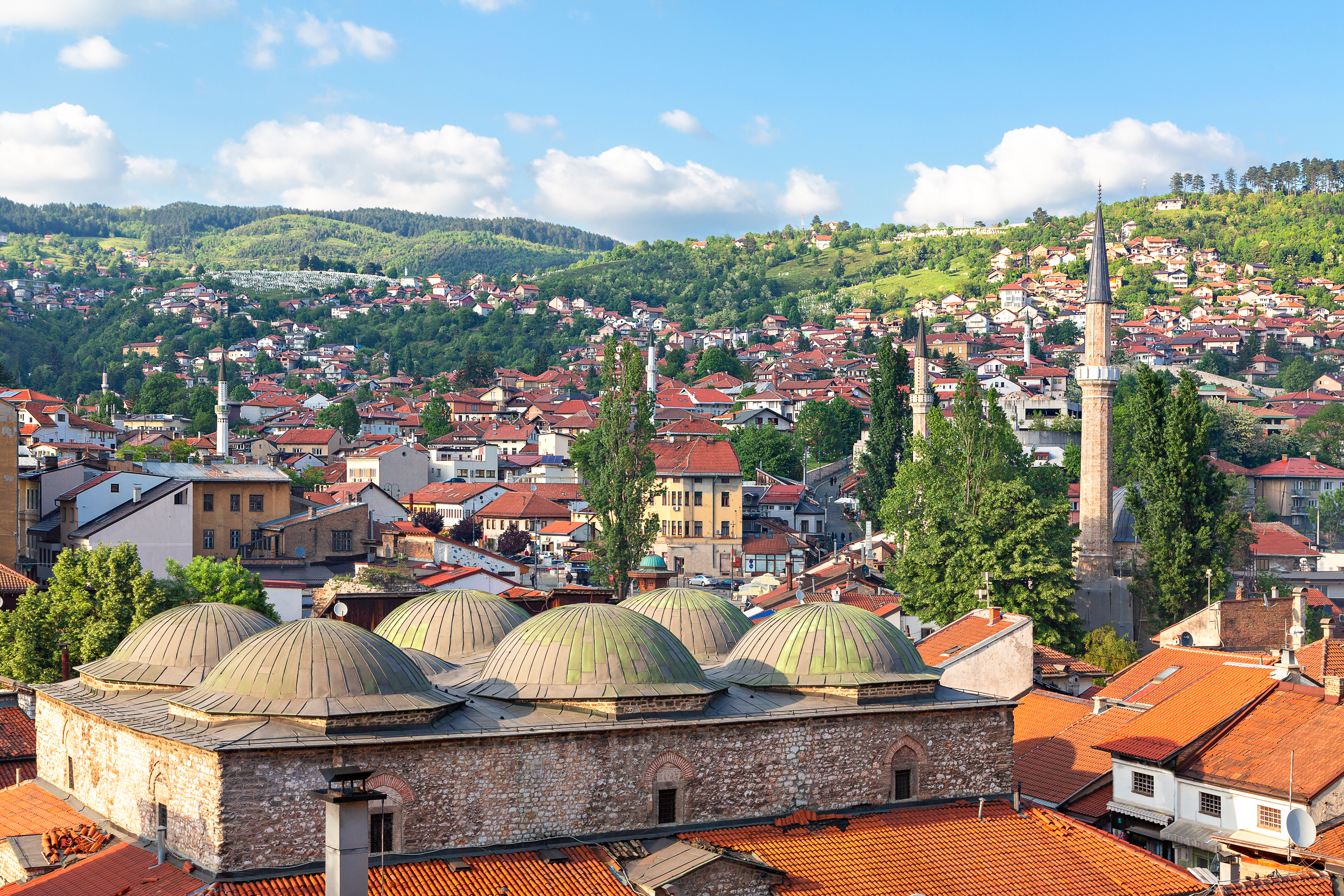 Historisk gammel by i Sarajevo med ottomansk arkitektur og kupler i Bosnien