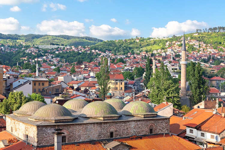 Historisk gammel by i Sarajevo med ottomansk arkitektur og kupler i Bosnien