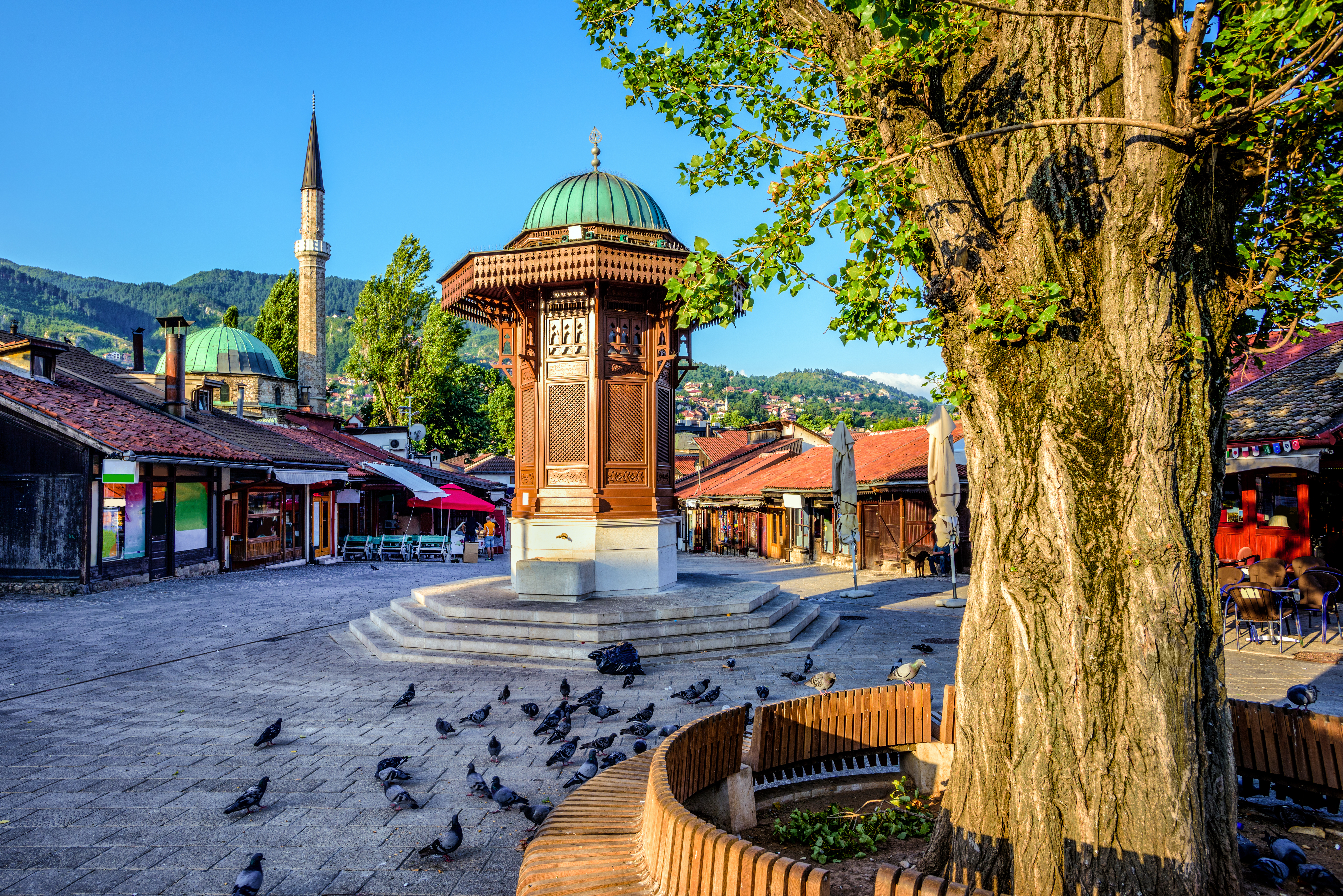 Historisk Sebilj springvand på Sarajevos gamle byplads med ottoman arkitektur og moske