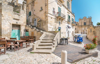 Betagende panoramaudsigt over Sassi-distriktet i Matera, Basilicata i Syditalien med historiske stenhuse og UNESCO verdensarv