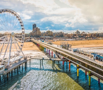Scheveningen strand med det ikoniske pariserhjul og pier, der strækker sig ud i Nordsøen ved Haag i Holland
