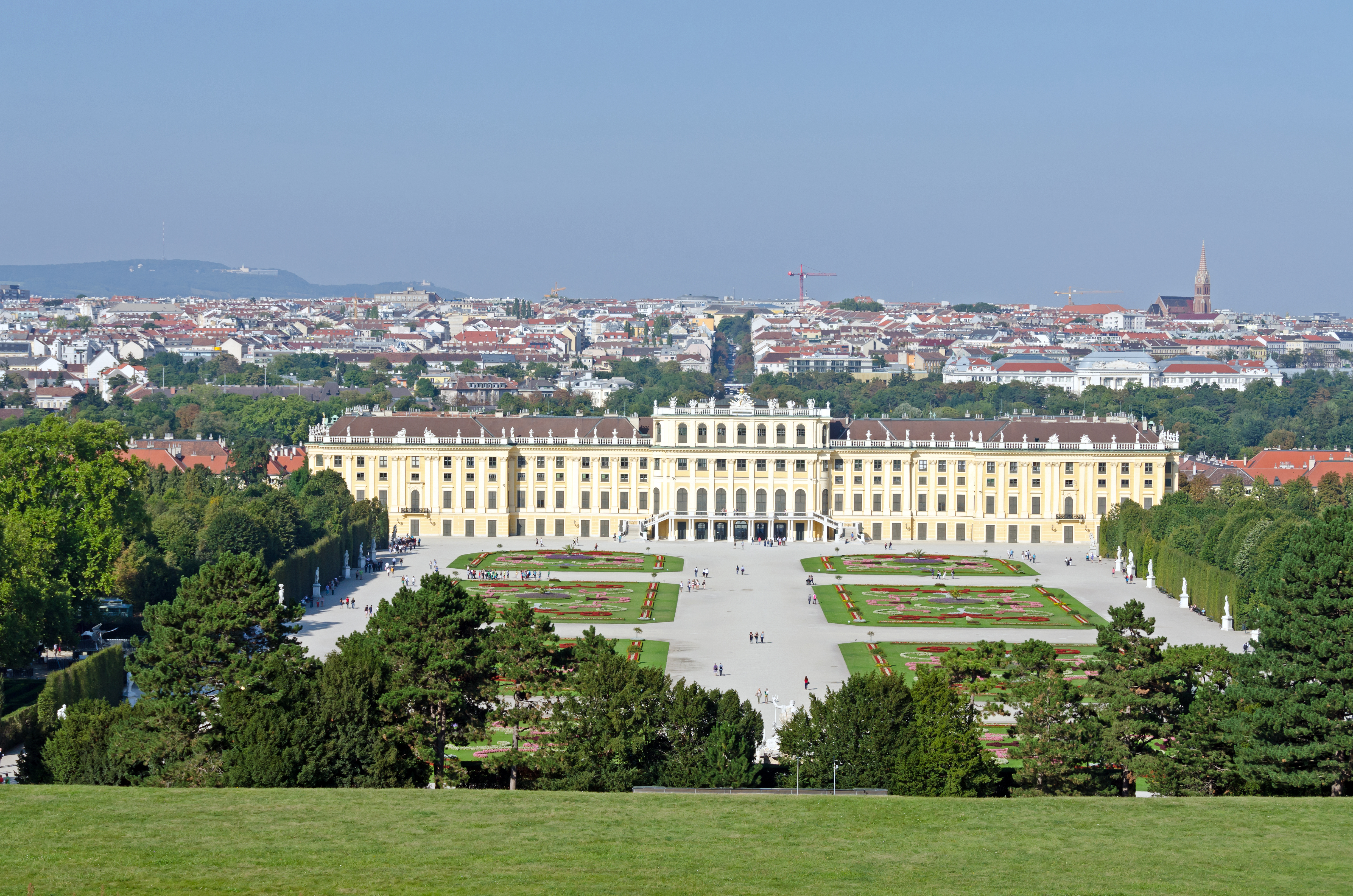 Luftudsigt over Schönbrunn Slot i Wien, Østrig, med det ikoniske gule barokpalads og velholdte formelle haver