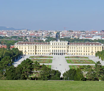 Luftudsigt over Schönbrunn Slot i Wien, Østrig, med det ikoniske gule barokpalads og velholdte formelle haver