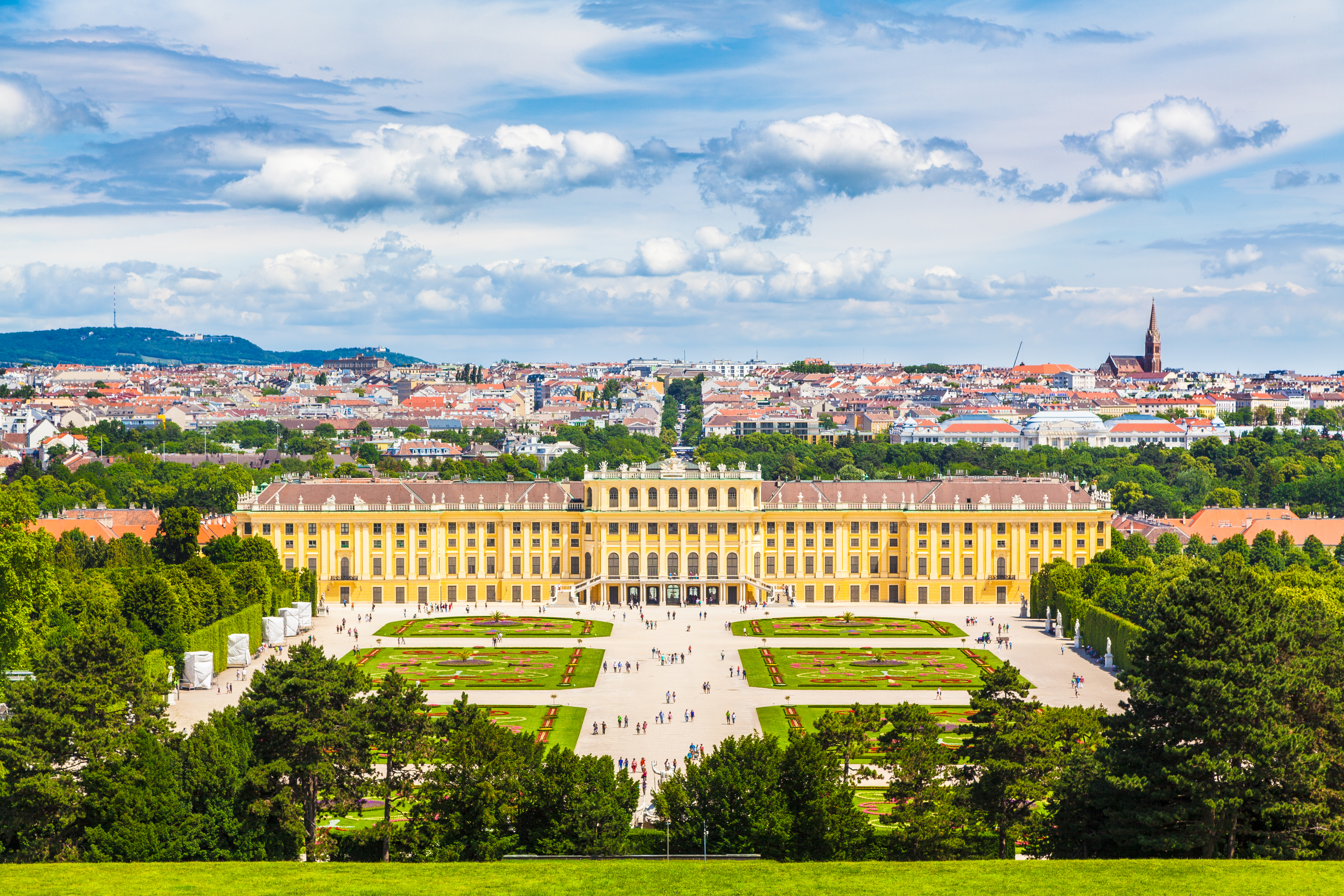 Det majestætiske Schönbrunn Slot med den smukke Great Parterre have på en solrig sommerdag i Wien, Østrig