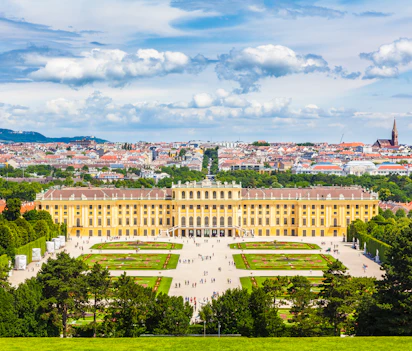 Det majestætiske Schönbrunn Slot med den smukke Great Parterre have på en solrig sommerdag i Wien, Østrig