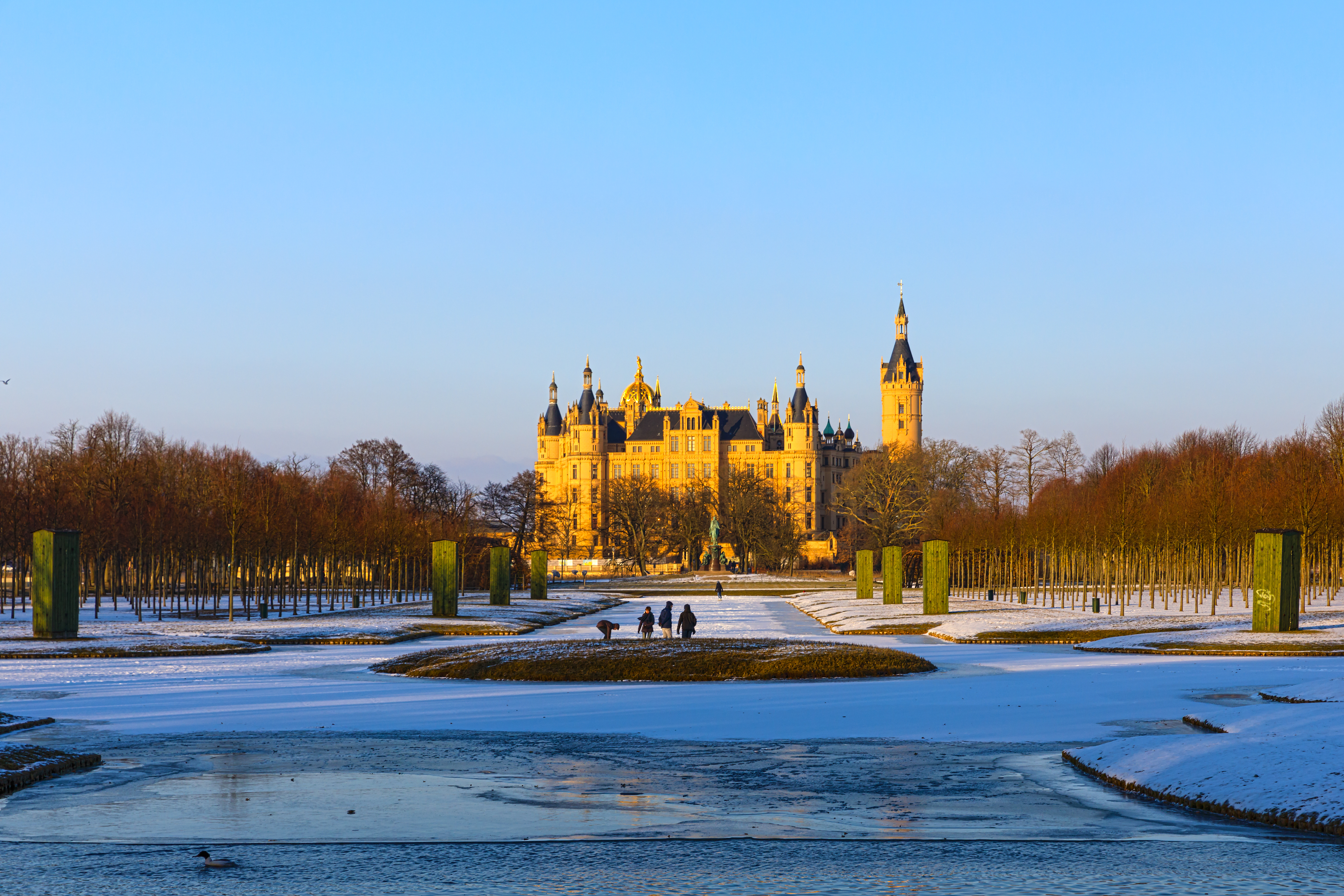 Schwerin Slot om vinteren med frossen sø og snedækkede slotshaver i Tyskland