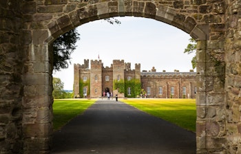 Det historiske Scone Palace nær Perth i Skotland - berømt kroningssted for skotske konger med imponerende rød sandstensarkitektur og velholdte haver