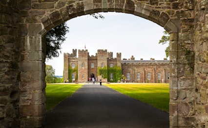 Det historiske Scone Palace nær Perth i Skotland - berømt kroningssted for skotske konger med imponerende rød sandstensarkitektur og velholdte haver