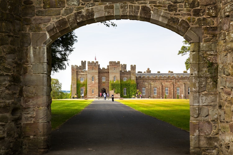 Det historiske Scone Palace nær Perth i Skotland - berømt kroningssted for skotske konger med imponerende rød sandstensarkitektur og velholdte haver