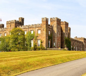 Historiske Scone Palace i Perth, Skotland - tidligere kroningssted for skotske konger med imponerende arkitektur og smukke haver