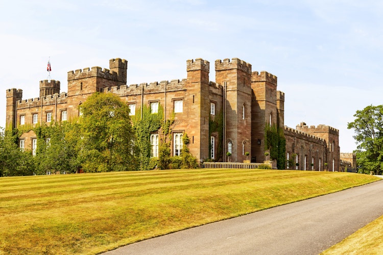 Historiske Scone Palace i Perth, Skotland - tidligere kroningssted for skotske konger med imponerende arkitektur og smukke haver
