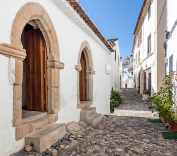 Historisk sefardisk synagoge fra 1300-tallet i det jødiske kvarter i Castelo de Vide, Portugal - en velbevarede vidnesbyrd om den rige jødiske kulturarv i Alentejo-regionen