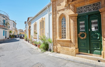 Charmerende gadebillede fra det historiske kvarter ved Selimiye-moskeen i Nicosia, Nordcypern med traditionelle caféer og restauranter