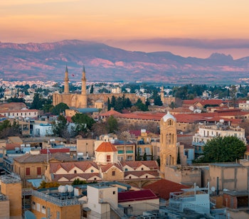 Luftpanorama over Nicosias gamle bydel med den ikoniske Selimiye Moske (tidligere Skt. Sofia Katedralen) i Nordcypern