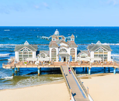 Sellin Seebrücke træbro resort bygning på Rügen ø ved Østersøen Tyskland
