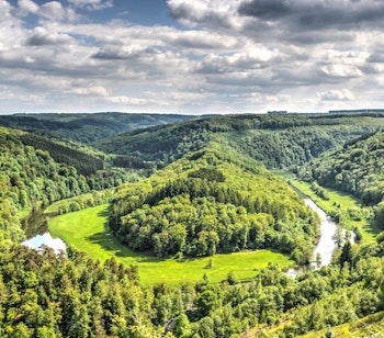 Betagende udsigt over Semois-floden der snor sig gennem de grønne skove i Ardennerne nær Bouillon i Belgien