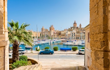 Smuk udsigt over marinaen i Senglea med historiske bygninger og sejlbåde i Grand Harbour på Malta