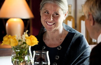 Ældre par nyder romantisk middag med vin på hyggelig restaurant