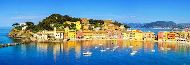 Panoramaudsigt over Baia del Silenzio (Stilhedens Bugt) i Sestri Levante med farverige huse, sandstrand og azurblåt Middelhav i Ligurien, Italien
