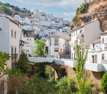 Fascinerende udsigt over Setenil de las Bodegas i Andalusien, Spanien, hvor de karakteristiske hvide huse er bygget ind i og under massive klippeformationer - en unik arkitektonisk oplevelse i Cadiz-provinsen