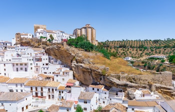 Charmerende huleboliger bygget ind i klipperne i Setenil de las Bodegas, en autentisk hvid landsby i Andalusien, Spanien
