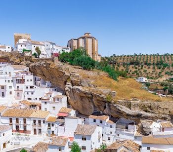Charmerende huleboliger bygget ind i klipperne i Setenil de las Bodegas, en autentisk hvid landsby i Andalusien, Spanien