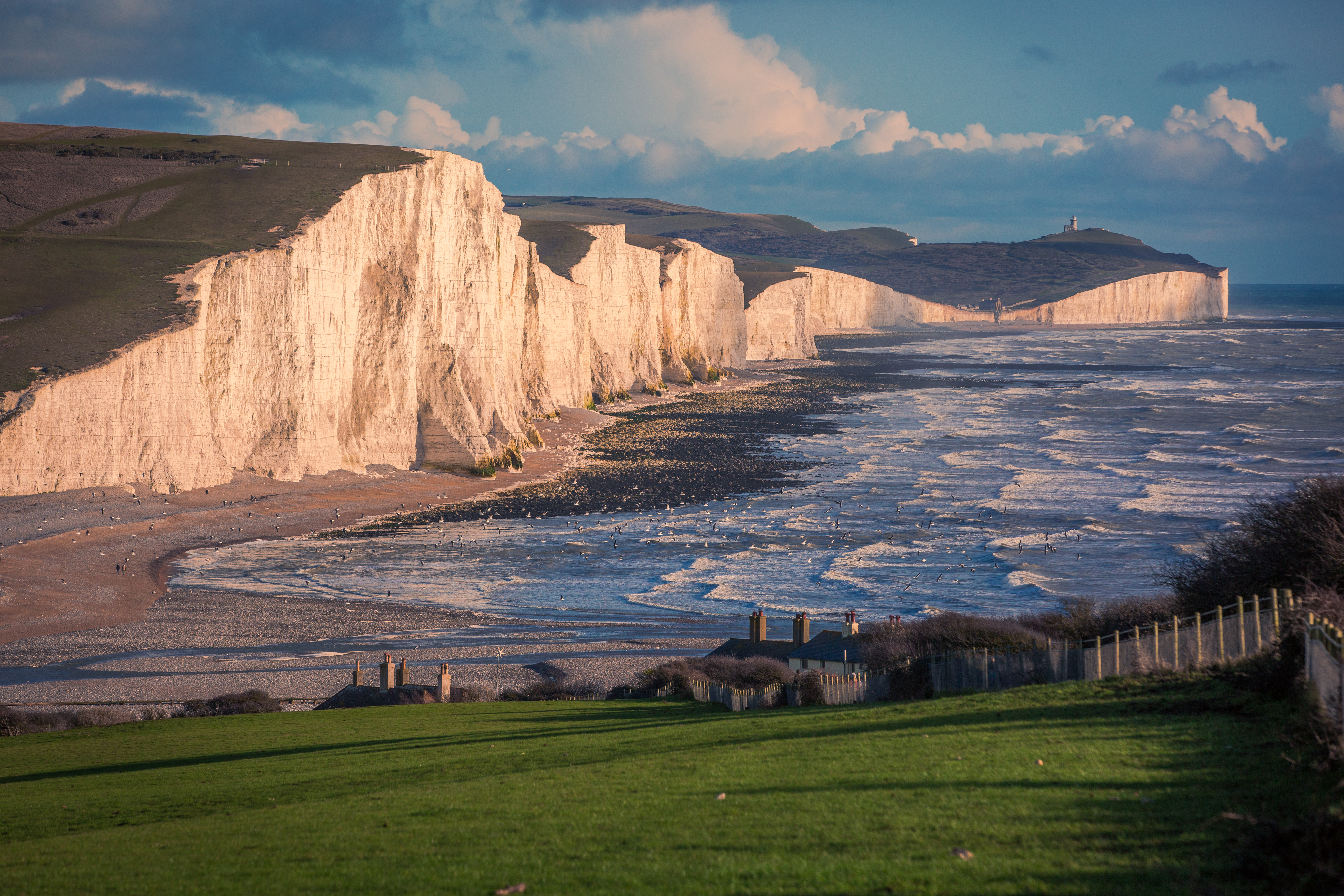 De berømte Seven Sisters kridtklipperne og Coast Guard Cottages ved Eastbourne i Sussex, England - et dramatisk kystlandskab i Sydengland