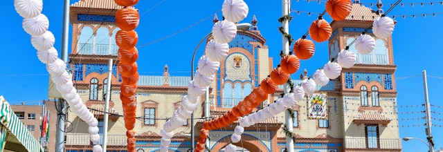 Farverig Feria de Abril festival i Sevilla med traditionelle spanske dragter og heste i Andalusiens hovedstad