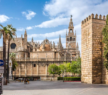 Sevilla Katedral og Giralda Tårn med middelalderlige fæstningsmure i Spanien