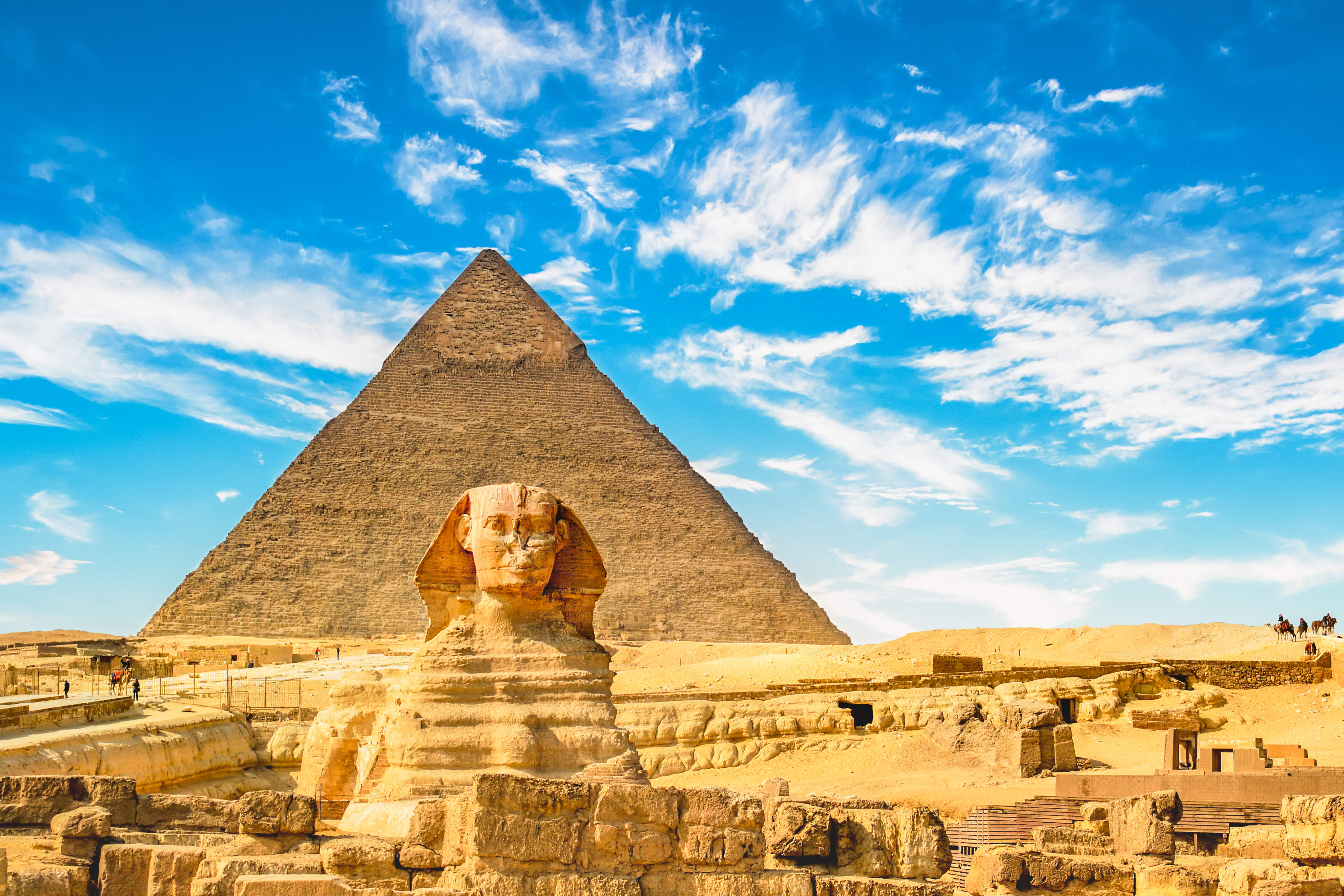 Den store Sfinks og pyramide i Giza under blå himmel i Egypten
