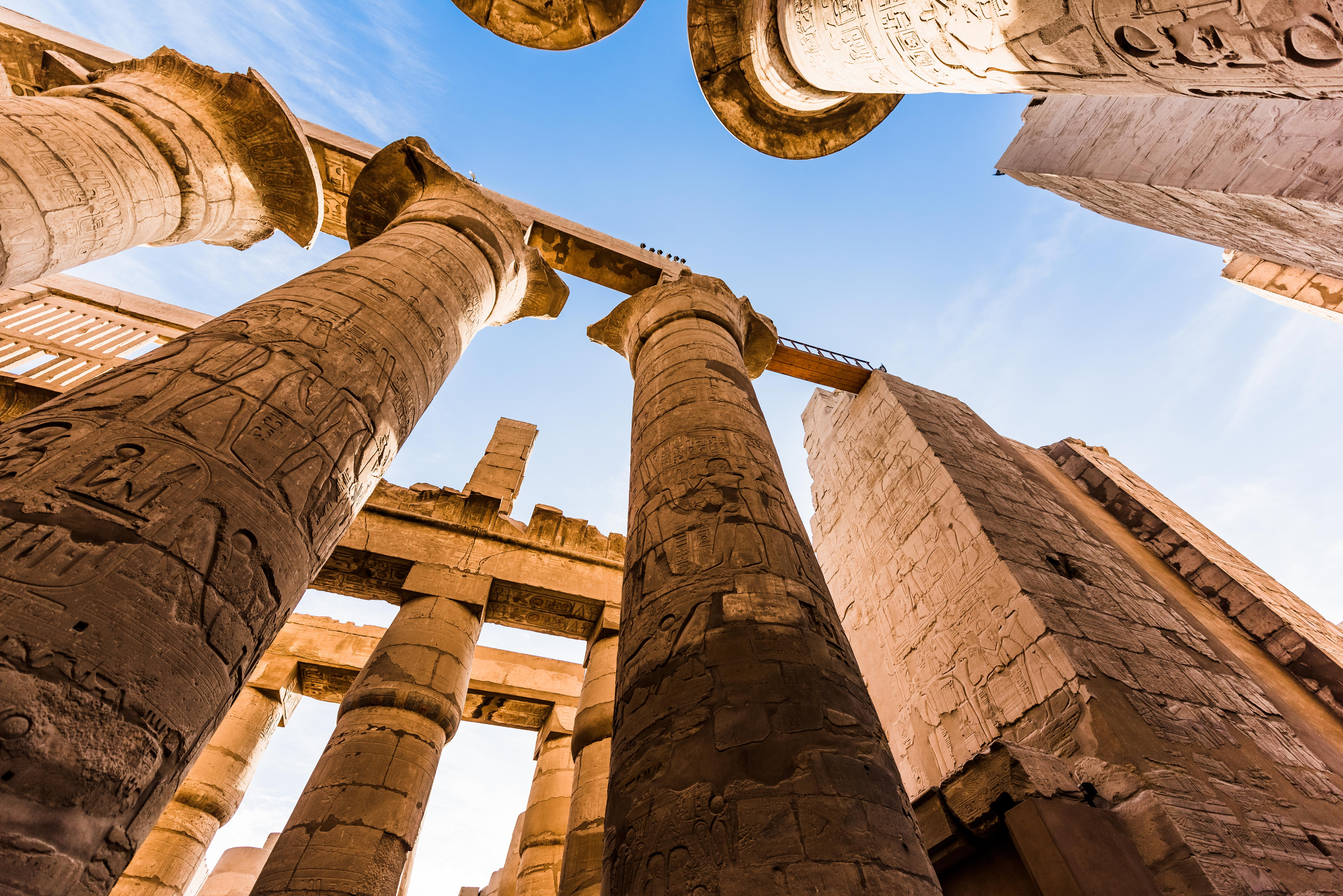 Den historiske Sfinksernes Allé ved Karnak-templet i Luxor, Egypten - et UNESCO verdensarvssted med imponerende søjler og hieroglyffer