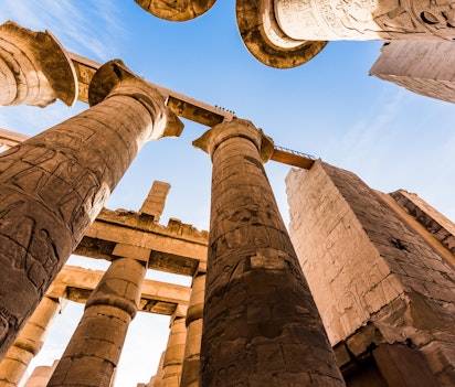 Den historiske Sfinksernes Allé ved Karnak-templet i Luxor, Egypten - et UNESCO verdensarvssted med imponerende søjler og hieroglyffer