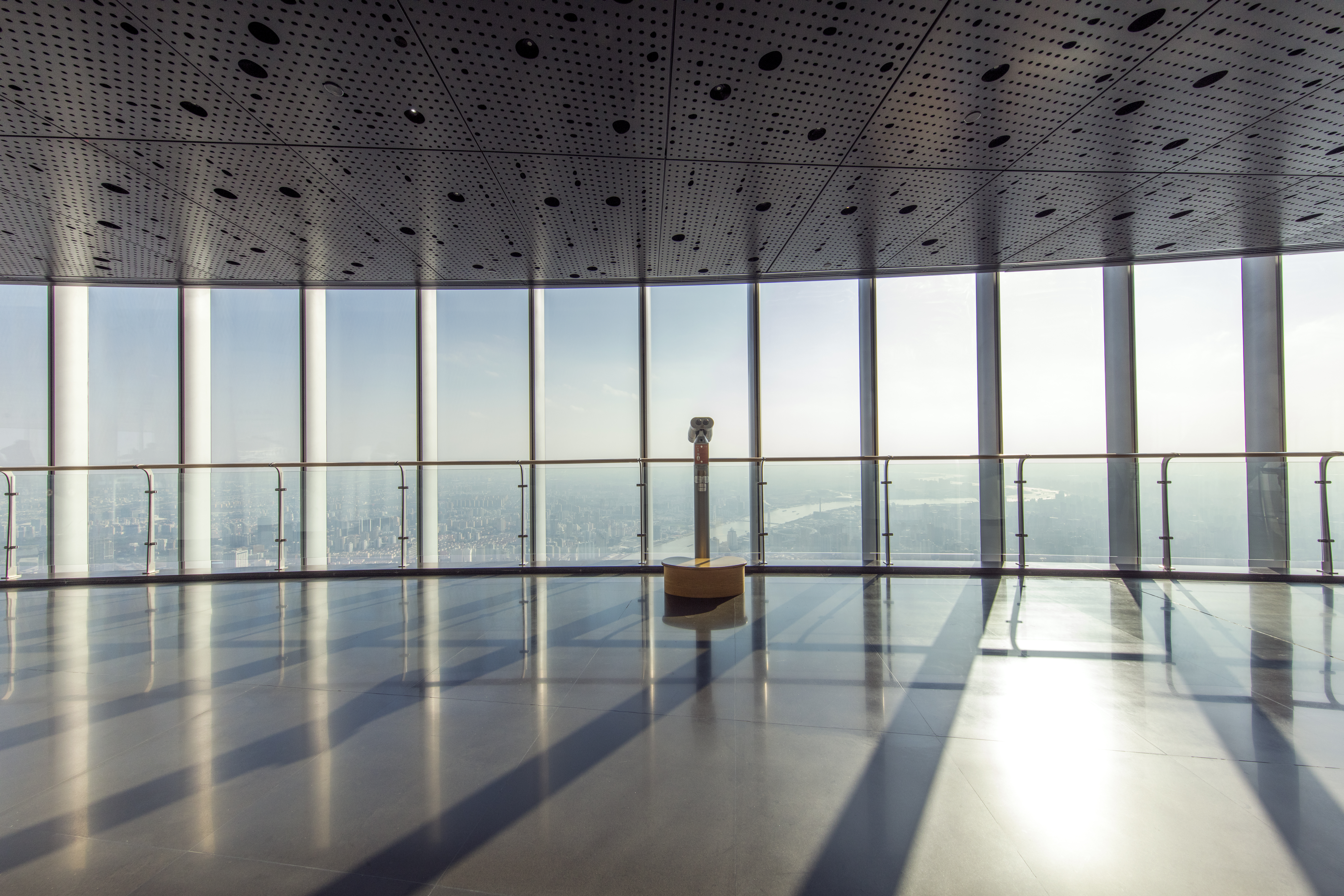 Shanghai Tower udsigtsplatform med panoramaudsigt over byen gennem store vinduer
