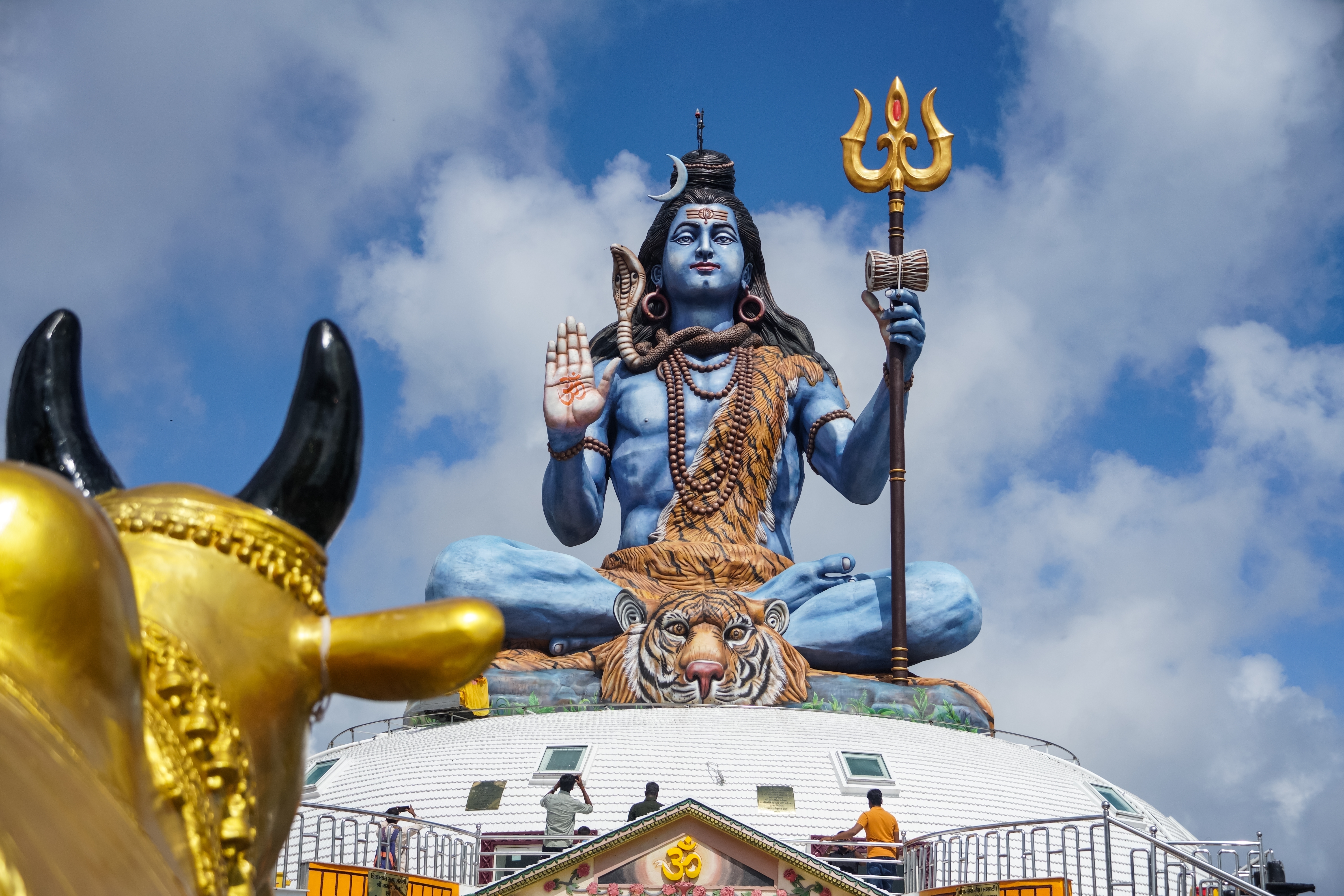 Kæmpe Shiva statue med trefork i Pokhara Nepal med udsigt over Himalaya bjergene