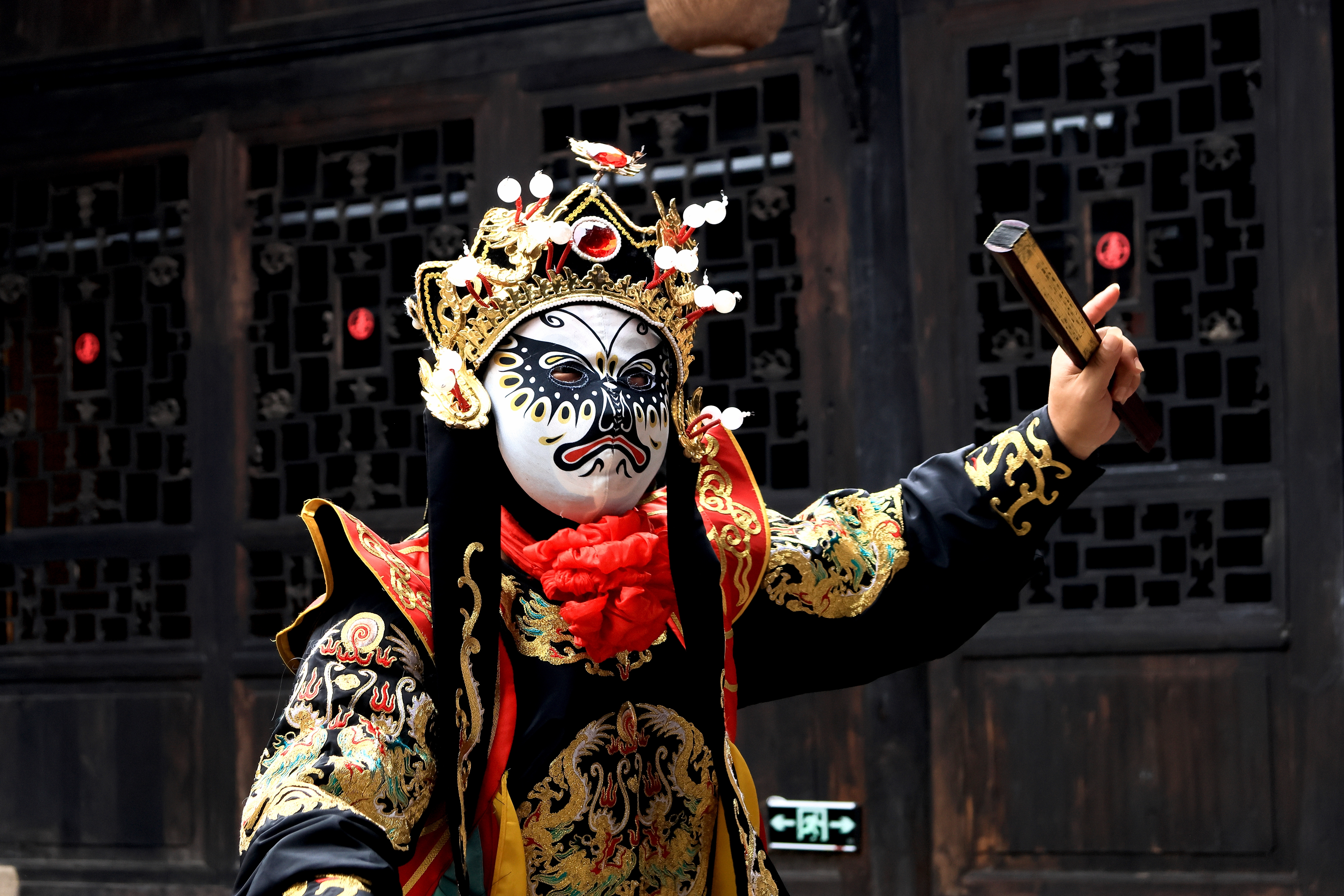 Traditionel Sichuan Opera kunstner i farverig kostume og udsmykket ansigtsmaske i Chengdu, Kina