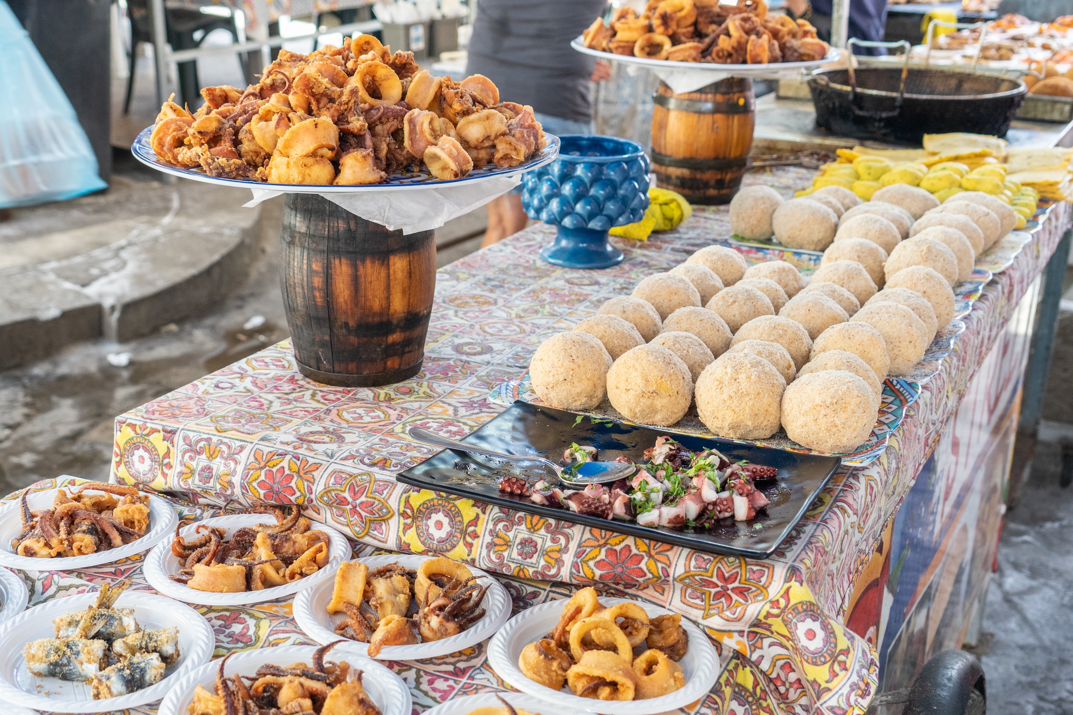 Traditionel siciliansk streetfood på Ballarò-markedet i Palermo med arancini risboller og lokale specialiteter