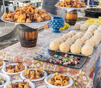 Traditionel siciliansk streetfood på Ballarò-markedet i Palermo med arancini risboller og lokale specialiteter
