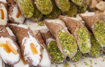 Traditionelle sicilianske cannoli, en autentisk sød dessert fra Sicilien der er håndlavet som ægte italiensk streetfood