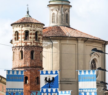 Farverige contrade-flag pryder de historiske middelalderbygninger i Siena før den traditionelle Palio-hesteløbsfestival i Toscana