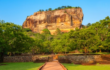 Majestætiske Sigiriya klippefortress i Sri Lanka med imponerende stenklipper omgivet af frodig vegetation, et UNESCO verdensarvssted